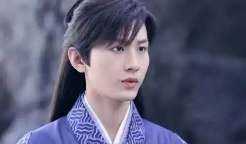 同样的仙侠风高马尾造型,杨洋风度翩翩,成毅惜败在嘴巴上