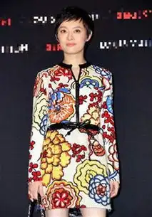 盘点明星不堪回首的童年照