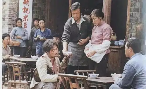 中国最好的电影之一芙蓉镇,每个人都是时代洪流中的沙粒