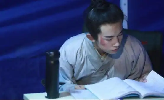 易烊千玺考上国家剧院不用笔试获得编制,被质疑占用名额