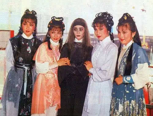 她是射雕英雄传里的梅超风,搭档苗侨伟成名,今依然单身