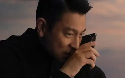 事实证明,年纪一大把的刘德华,还在靠假摔博眼球