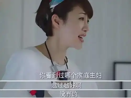 90后母亲带两岁孩子流落街头,桥上写纸板求钱交房租,网友活该