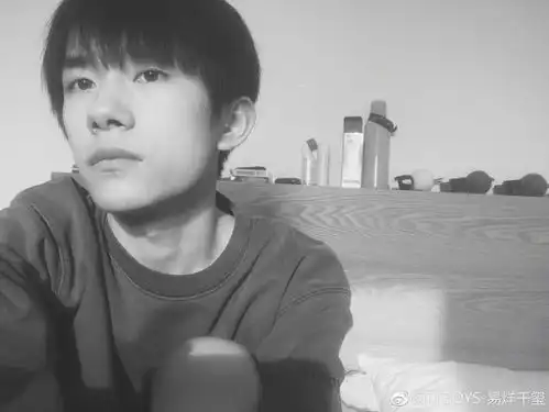 易烊千玺的新剧剧照曝光,这下巴自带的两小坨肉吸人眼球