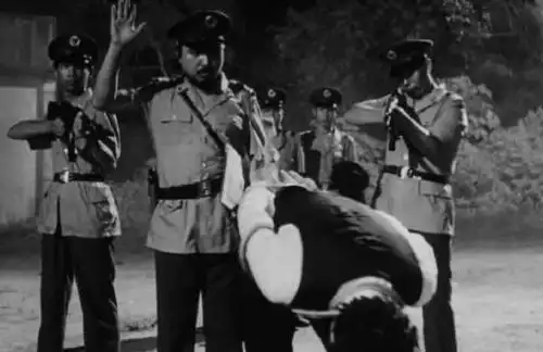 原来星爷的电影也会穿帮,以前从来没有发现,依然是永恒经典