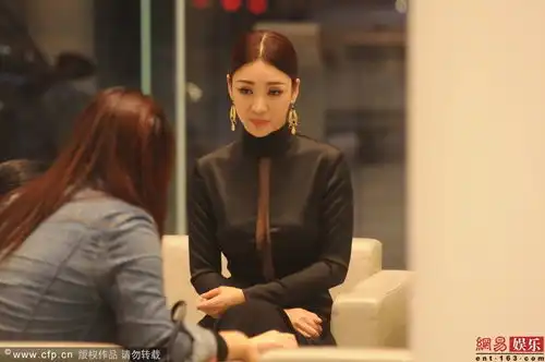 柳岩休息室与陈嘉上热聊
