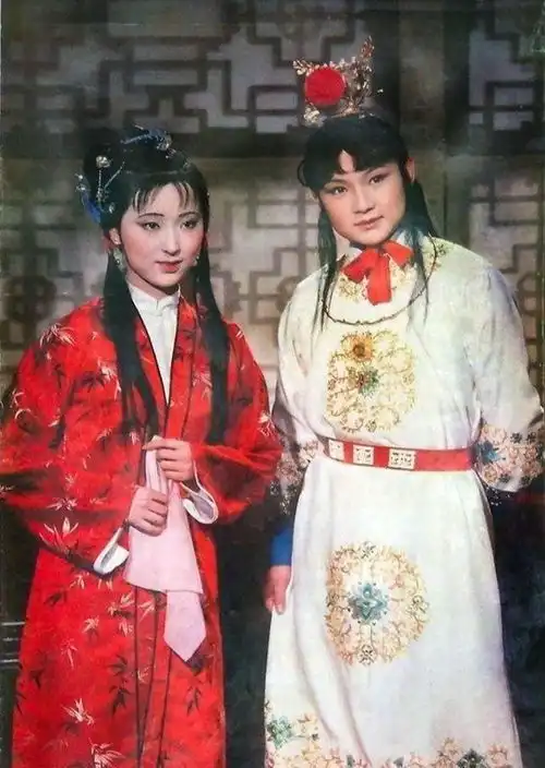 贾宝玉婚礼上,他面对薛宝钗时,揭开了与林黛玉的一段谜底
