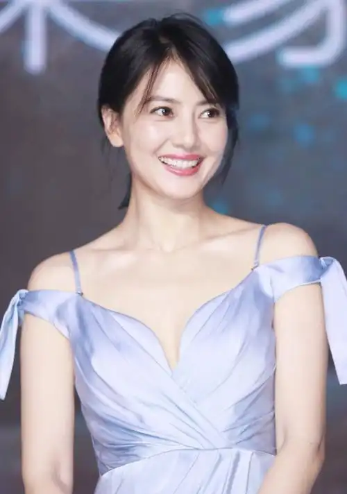 有种初恋脸叫高圆圆,穿滑溜裙显曲线,身材保养得可真好
