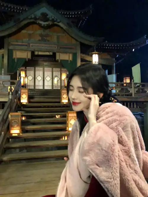 鞠婧祎红衣披风造型绝美五官精致颜值高