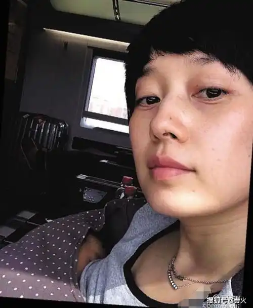 神奇女侠盖尔晒产后照一边化妆一边泵奶,用手遮挡毫不害羞
