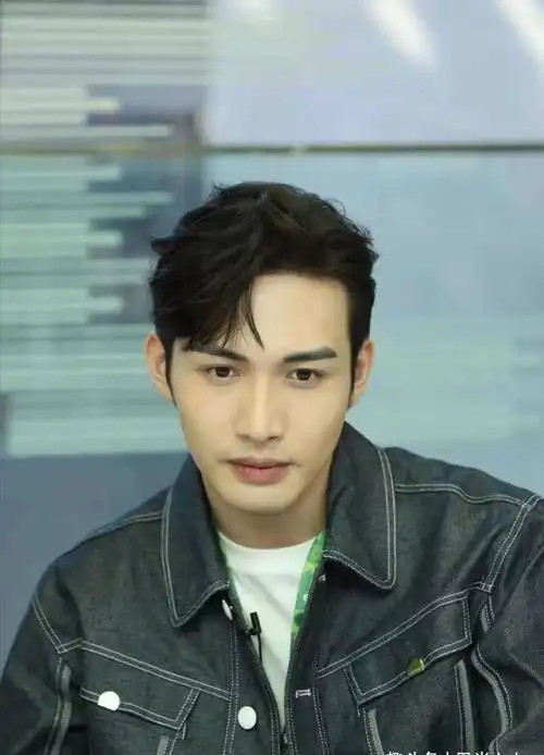 景甜张彬彬再合体,同戴粉发卡氛围浓密,景甜脸部卡粉太真实
