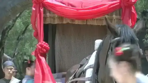 张嘉倪客串新还珠格格,古装出袭真是太美了,一出场就秒杀主角
