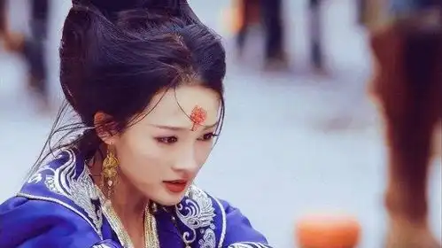 同是蓝衣美女,躲过龙葵,逃过杨若楠,闪过元淳,却唯独败给了她