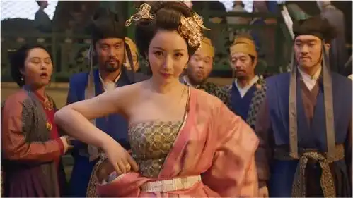 捉妖记柳岩当年这段戏,致敬周润发的赌神,至今无人能超越