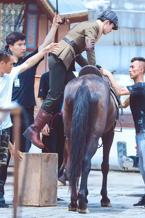 背黑暗而向光明
