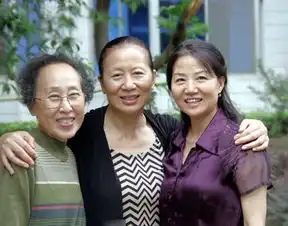 87版红楼梦女演员再聚首赵姨娘风韵犹存
