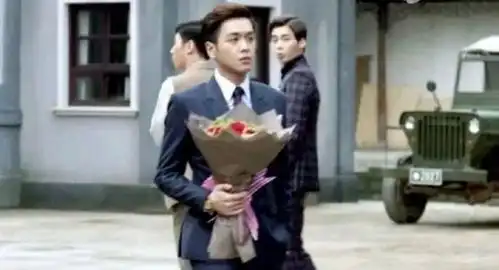 每日一笑挂在房子上的汽车,还有在风中懵逼的消防员
