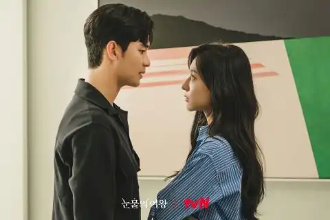 泪之女王这对也令人期待郭东延李主傧可爱夫妻档剧照曝光,与金秀贤金智媛形成对比xd
