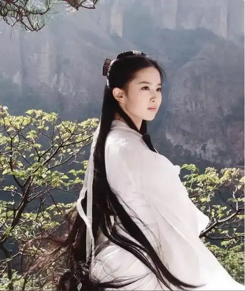 24岁的王楚然vs现在的刘亦菲颜值对比
