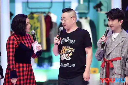 张绍刚t台走秀疯狂衣橱引领潮流穿搭