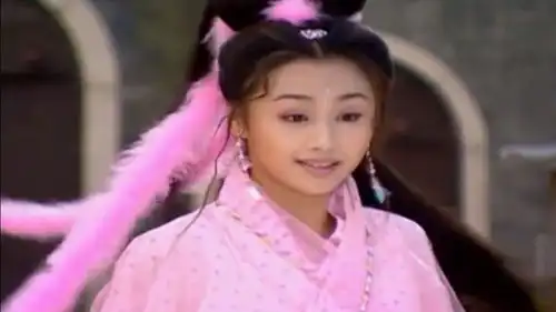 乌龙闯情关漂亮姑娘上街挡着脸,男人看到就会倒霉,真是红颜祸水