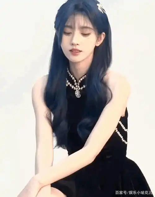 鞠婧祎不愧是国民妖精,蓝发造型超冷艳,穿肚兜长裙身材太好