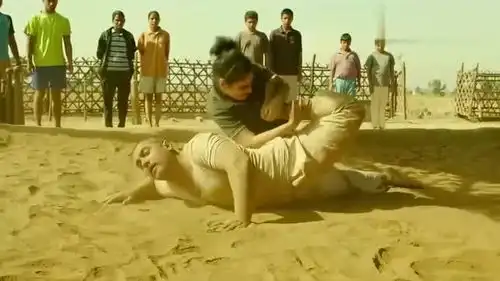 女儿摔跤学校归来,直接开始挑战自己的父亲,奈何父亲上了年纪