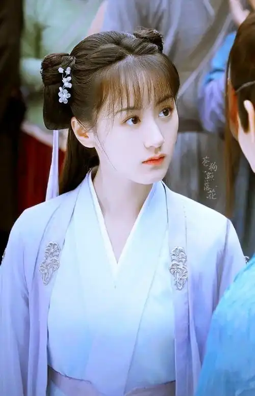 同样演仙界上神袁冰妍又美又飒,杨紫赵丽颖靠演技,而她在硬撑