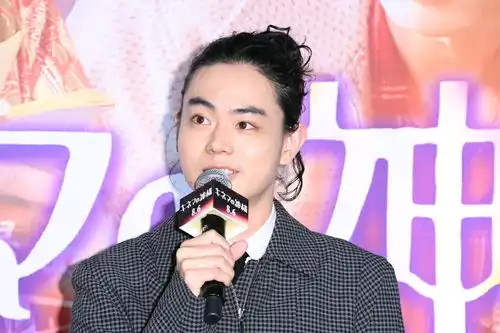 菅田将晖单人照,get新发型啦
