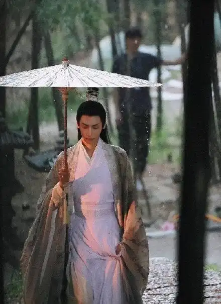 皓衣行场务胖子狠殴粉丝,致多处敏感位置受伤,可剧组这样解释
