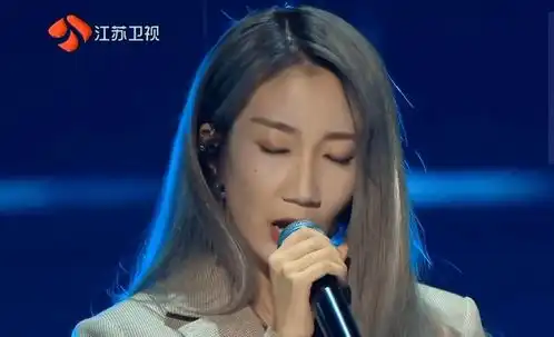 99晚会无滤镜生图景甜嘴歪秦岚发福,段奥娟脸颊痘印显粗糙
