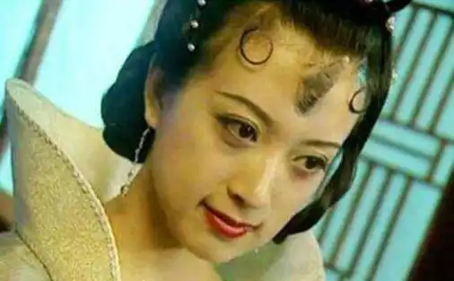 扮演龙女的6位女星,陶虹和金巧巧头上长角,而贾青用龙鳞当头饰