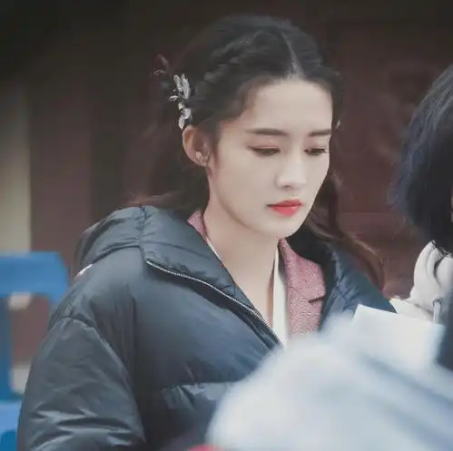 李沁新剧请君又成爆款,在新浪扫楼的造型,又美又飒
