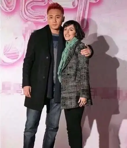 刘烨和妻子安娜的这些照片,网友这是夫妻还是母子
