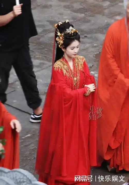 29岁女星白鹿剧照曝光红衣古装造型唯美可爱,感情如一张白纸