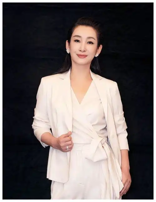 悬崖之上秦海璐首度合作张艺谋曝特工角色海报身份成谜哭
