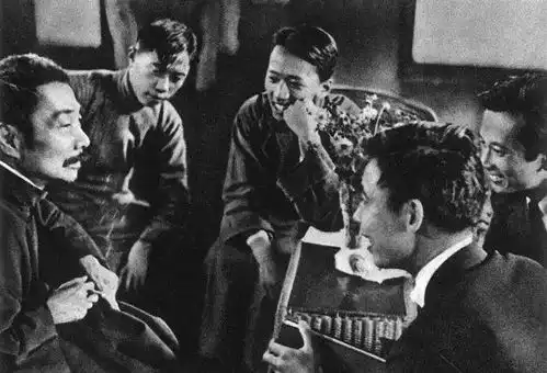 老照片1936年,鲁迅参加木刻大会,与青年艺术家亲切交谈

