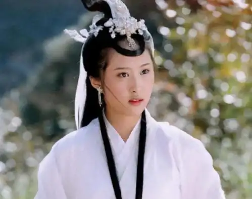 出演丑女走红,脱下牙箍成最美嫦娥,却因一张照片成就倪妮