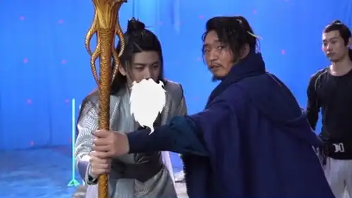 与君初相识爆笑花絮,任嘉伦手握权杖太逗了,妥妥一个大戏精