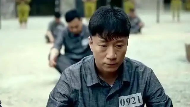 一代枭雄杀手潜伏多年,出狱前干掉男子,典狱长开枪都来不及
