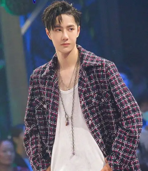 王一博街舞录制现场,粉丝随啵而动,观众席出现一边倒现象
