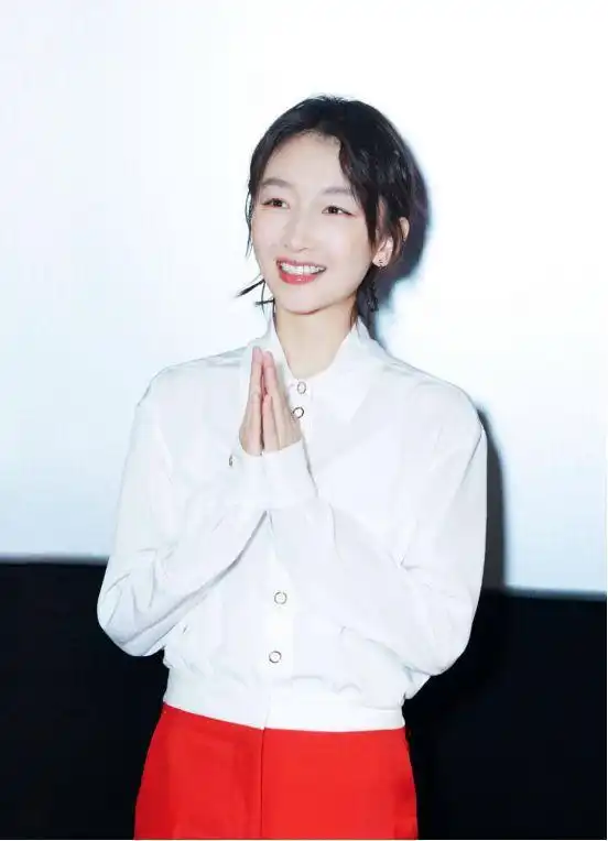 绝对干货会选耳环的女孩,衣品都差不了
