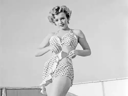 一分钟看尽百年泳衣进化史
