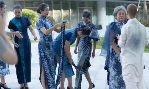 60中国奶奶不爱广场舞爱走秀穿绣花旗袍秀身材,模仿金陵十三钗
