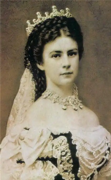 真实的茜茜公主,出身名门,害死女儿患抑郁症,后被一把锉刀暗杀