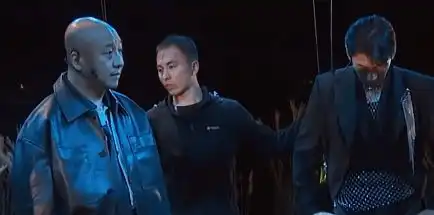 追光吧一公舞台周晓鸥挑战吊威亚,表情逗笑观众
