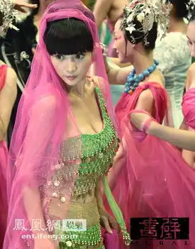 画壁曝柳岩异域粉舞娘造型人舞心哭玩分裂