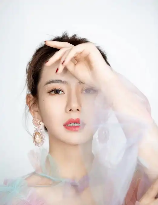 戚薇录节目穿彩虹仙女薄纱裙又仙又美,全网都开始羡慕李承铉
