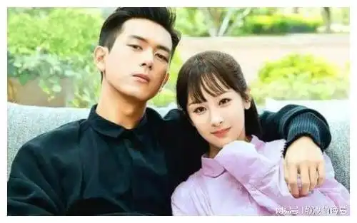 演员杨紫横店逛夜市,街头吃雪糕接地气特意蹲下与流浪狗合照