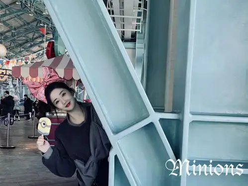 演员陈欣予打卡环球影城,造型梦幻灵动甜美
